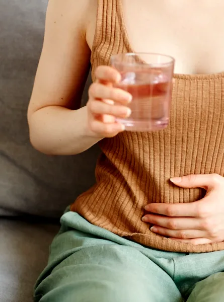 femme mal au ventre verre d'eau Stratégies nutritionnelles pour les MII en rémission ÉquipeNutrition TeamNutrition