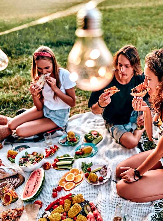 Happy family enjoying outdoor meal - Famille heureuse mangeant à l'extérieur