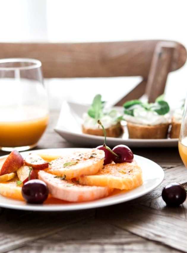 table avec fruits et jus