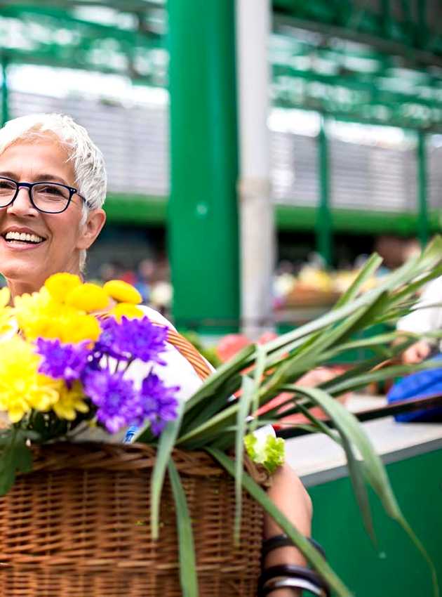 Senior woman at farmers market - femme age d'or au marché fermier