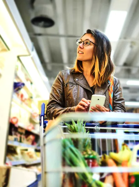 Femme à l'épicerie - Woman grocery shopping