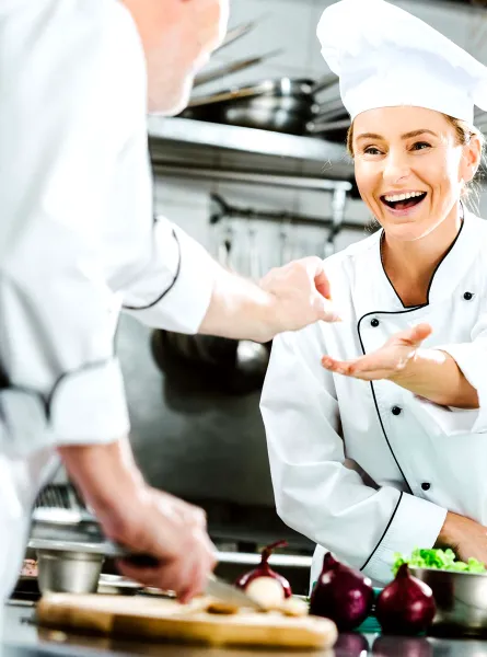 chef qui coupe de la verdure à l'aide d'un couteau aiguisé