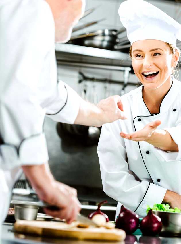 chef qui coupe de la verdure à l'aide d'un couteau aiguisé