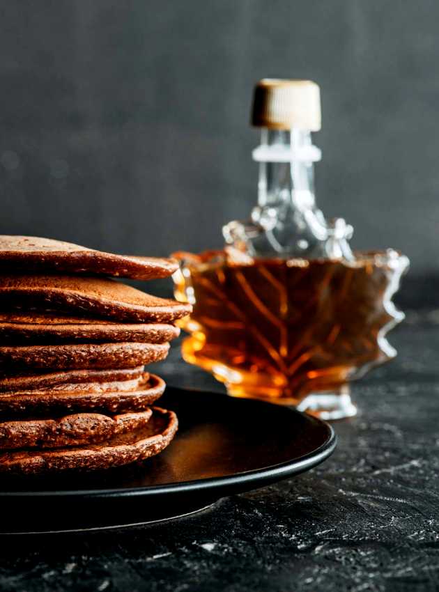 Pancakes au chocolat et sirop d'érable - Chocolate Pancakes with Maple Syrup