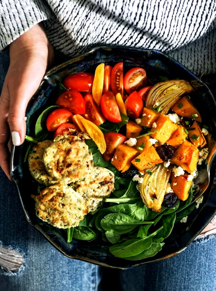 Assiette végane tenue par une femme - Vegan plate held by a woman