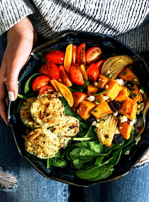 Assiette végane tenue par une femme - Vegan plate held by a woman