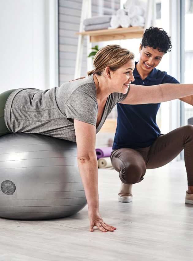 A woman balances on a stability bal - Une femme s'équilibre sur un ballon de stabilité