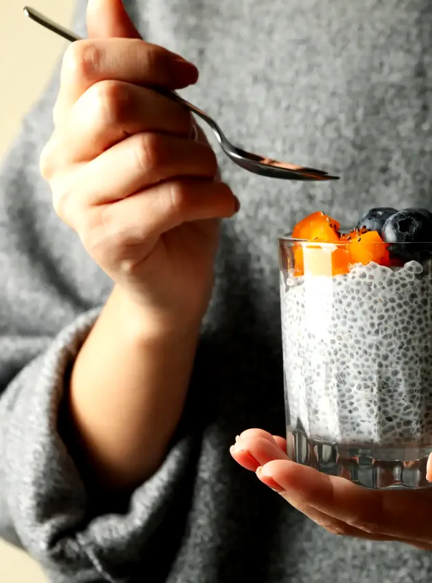 Femme tenant un pouding de chia - Woman holding a chia pudding