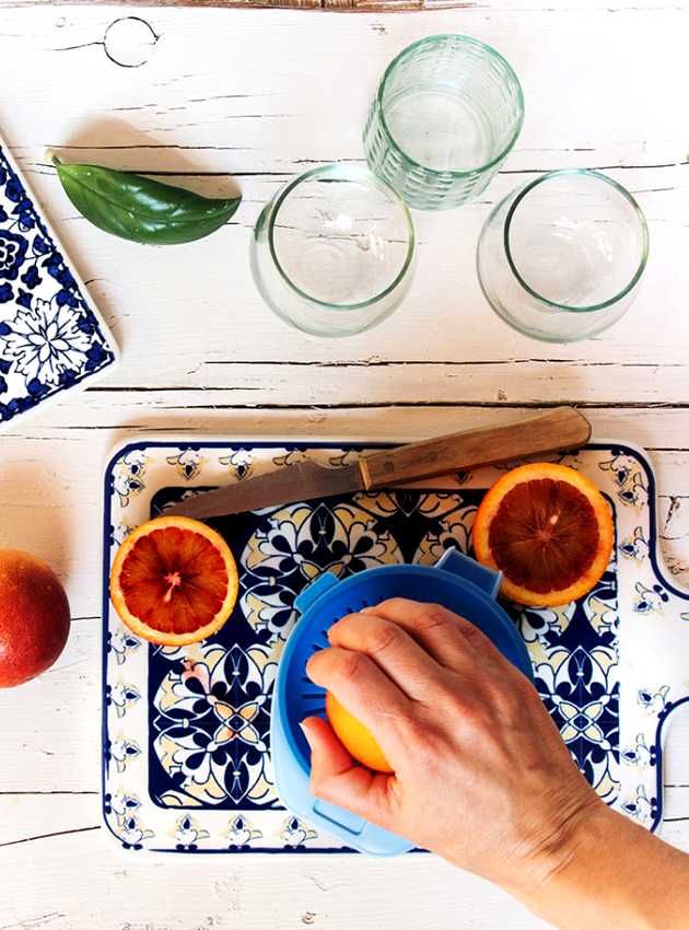 Main pressant une orange sanguin - Hand preparing blood orange