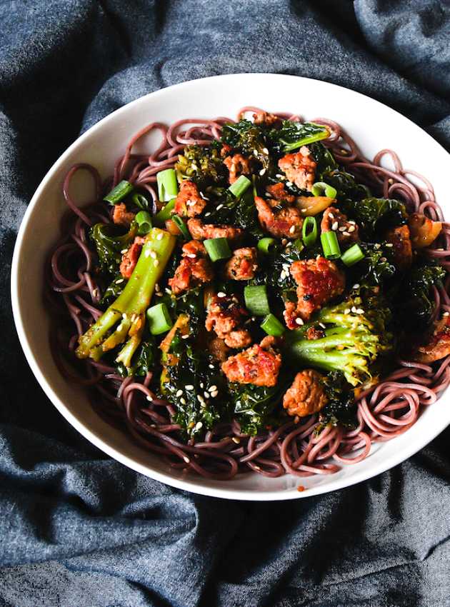 Porc haché au sésame et gingembre avec légumes verts et nouilles soba