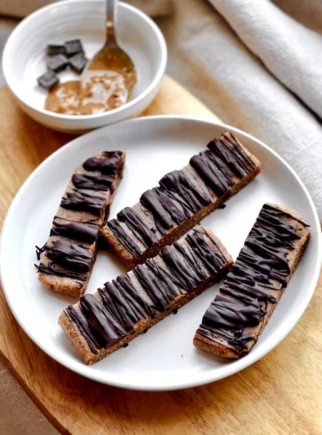 Almond butter and Chocolate Protein Bar Barres protéinées au beurre d’amande et au chocolat