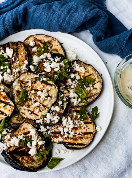 Aubergine sur le BBQ, sauce au yogourt et ciboulette