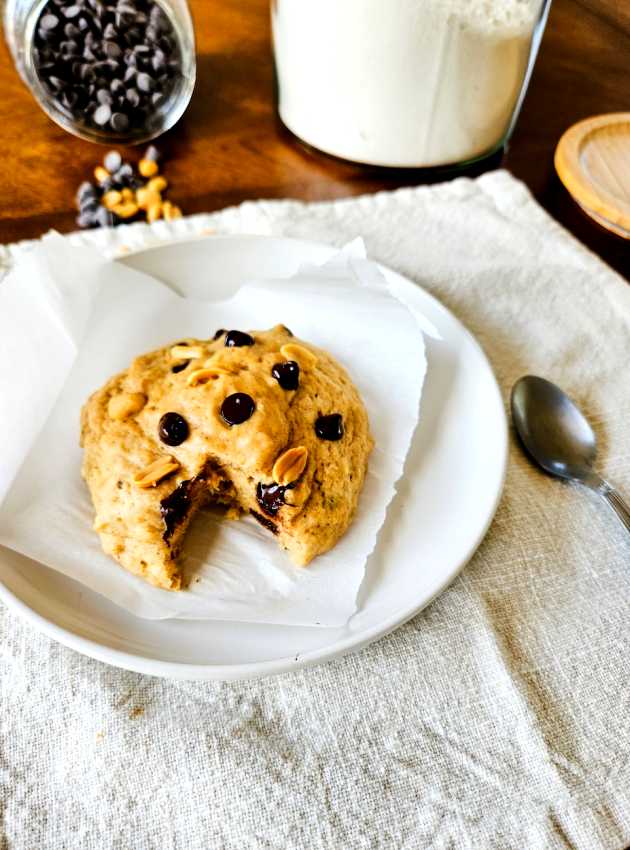 Biscuit au micro-onde beurre d’arachide et chocolat