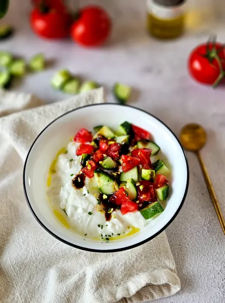 Bol de fromage cottage et légumes frais ÉquipeNutrition Cottage Cheese and Fresh Vegetable Bowl TeamNutrition