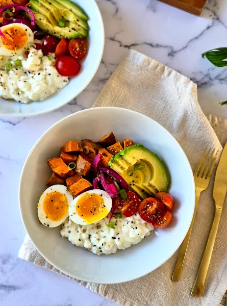 Bol déjeuner salé à l'avocat et fromage cottage ÉquipeNutrition Savory Avocado and Cottage Cheese Breakfast Bowl TeamNutrition