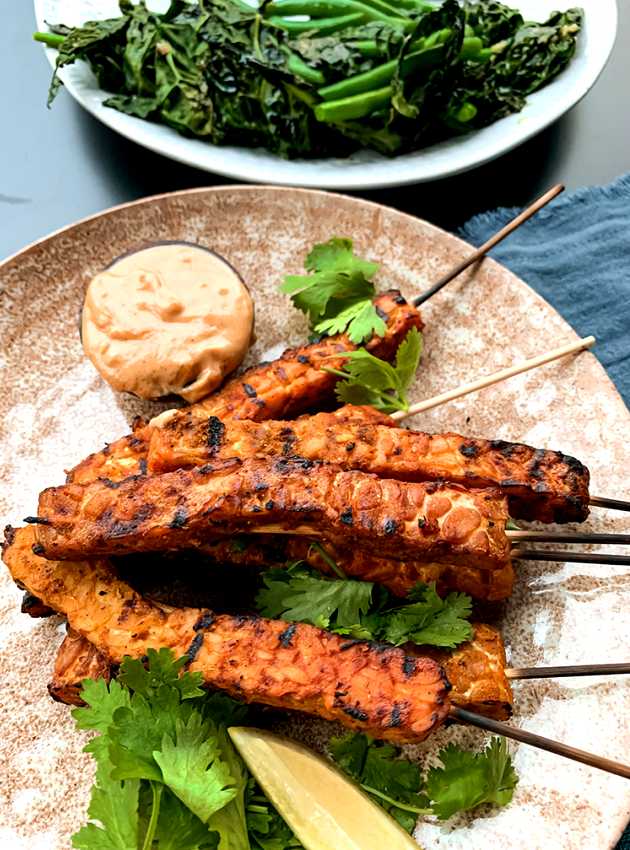 Brochettes de tempeh satay