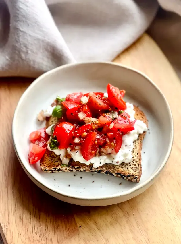 Tartines à la bruschetta et fromage cottage - Bruschetta and Cottage Cheese on Toast