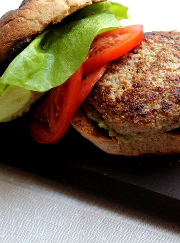 Burger de dinde et quinoa avec tartinade avocat et pesto