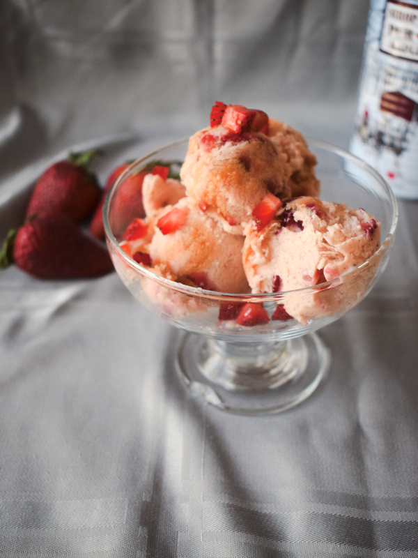Crème glacée protéinée fraises-amandes