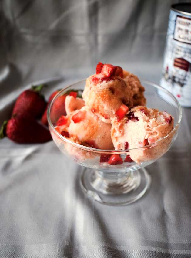 Crème glacée protéinée fraises-amandes