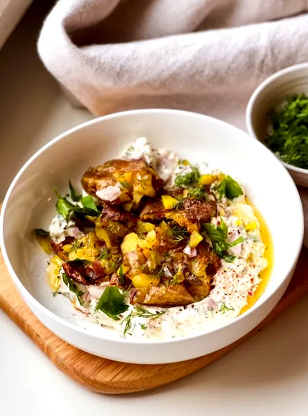 Crispy Potato and Labneh Salad Salade de pommes de terre croustillantes et labneh