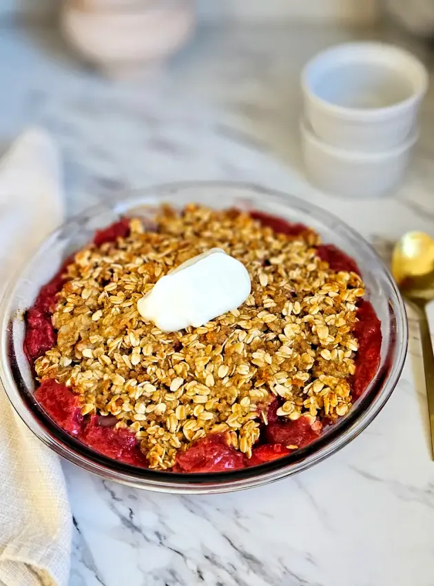 Croustade de rhubarbe à l’érable ÉquipeNutrition Maple Rhubarb Crisp TeamNutrition