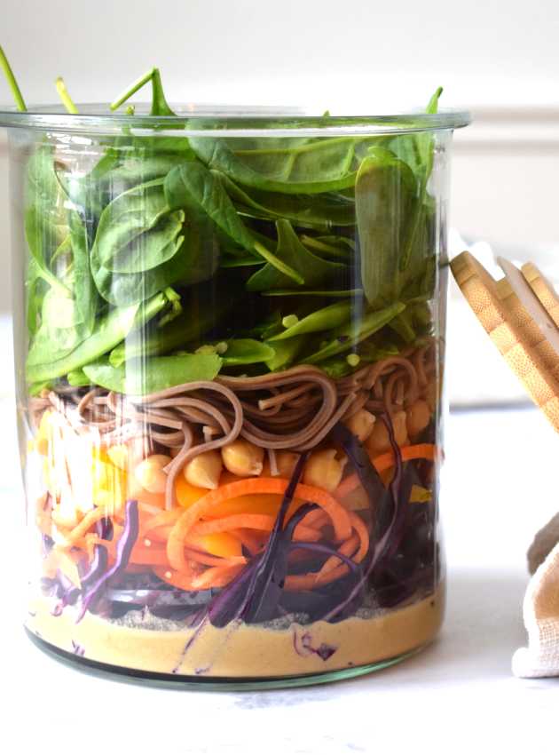 Salade en pot de nouilles Soba et pois chiches, vinaigrette au sésame