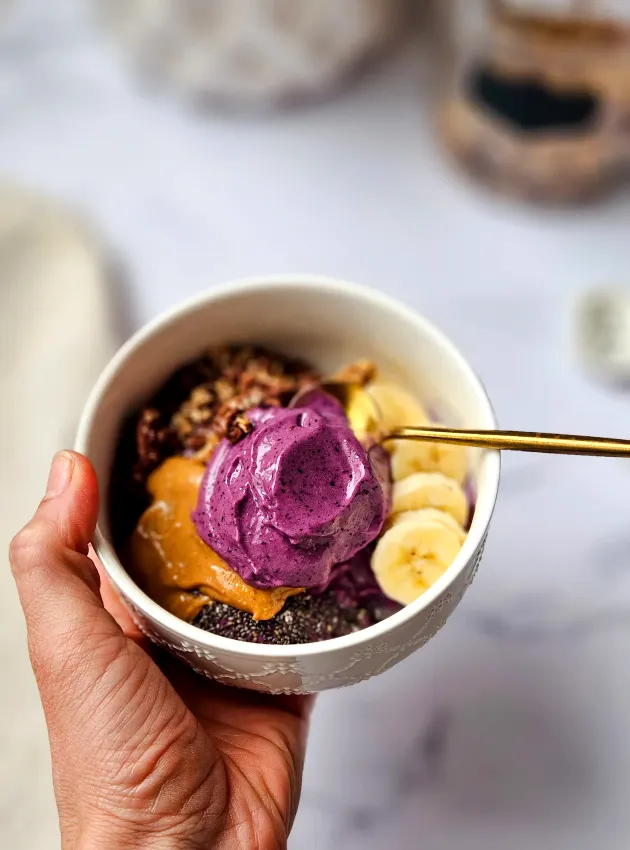 Crème glacée protéinée aux fruits et beurre d’amande ÉquipeNutrition Fruit and Almond Butter Protein Ice Cream TeamNutrition