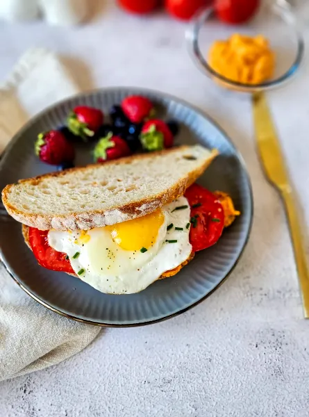 Egg, Hummus and Tomato Breakfast Sandwich by TeamNutrition Dietitians Nutritionists