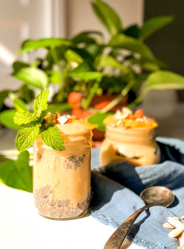 Étagé de pouding au chia à la mangue protéiné