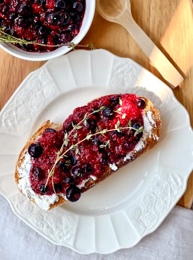ÉquipeNutrition Goat Cheese and Wild Berry Jam Tartine TeamNutrition