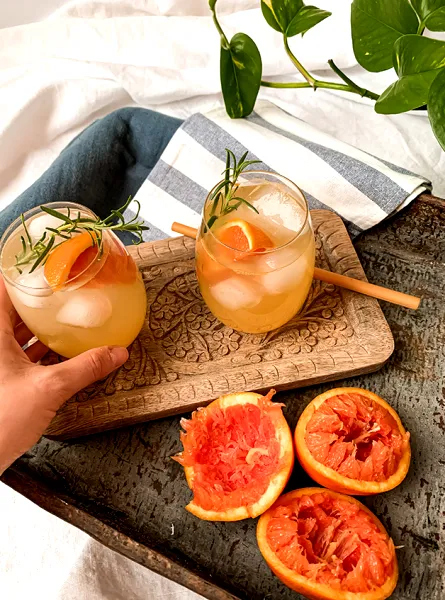 Mocktail orange sanguine, pêche et romarin