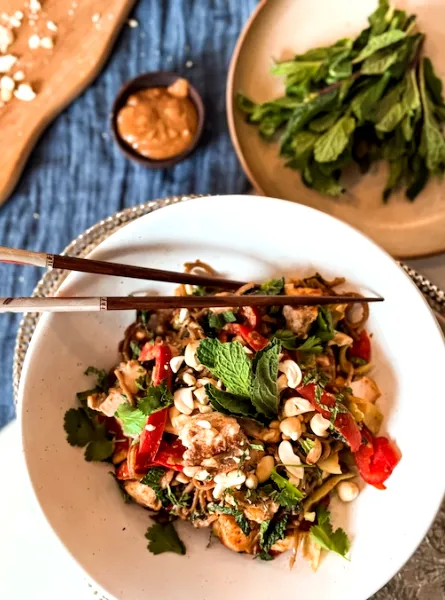 Nouilles soba au saumon, miso et lime ÉquipeNutrition Miso-Lime Salmon Soba Noodle Bowl TeamNutrition