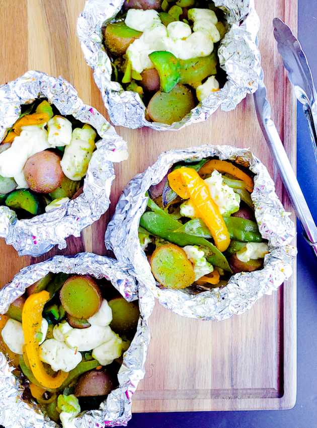 Papillotes de légumes, patates grelots et fromage en grain au cari