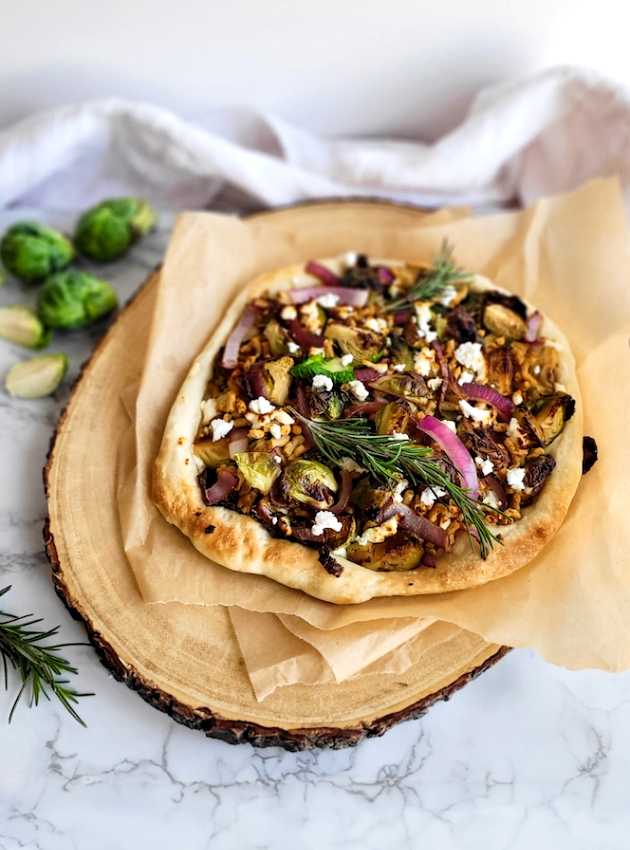 Pizza chèvre et choux de Bruxelles à la friteuse à air Air Fryer Goat Cheese and Brussels Sprouts Pizza