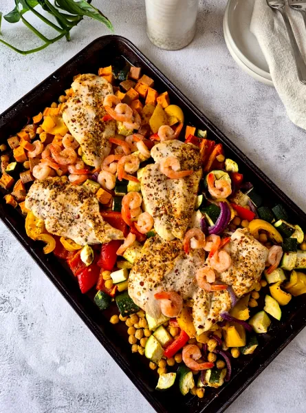 Plaque de poulet et crevettes cajun ÉquipeNutrition Cajun Chicken and Shrimp Sheet Pan Dinner TeamNutrition