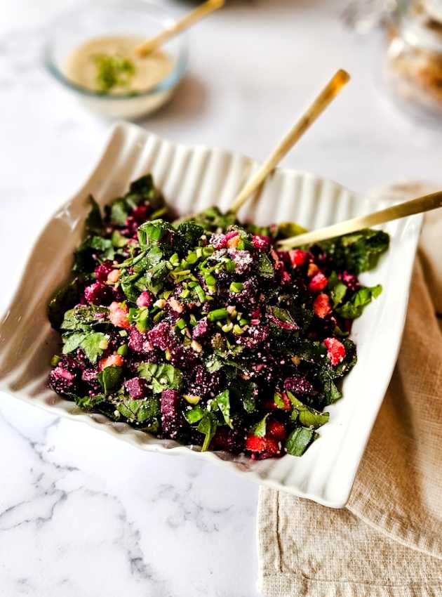 Salade de betterave, parmesan et fleur d’ail Beet, Parmesan, and Garlic Scape Salad ÉquipeNutrition Teamnutrition