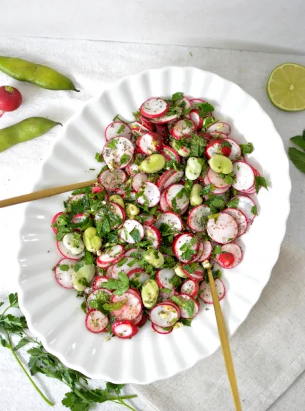Salade de radis croquants, fèves et herbes fraîches ÉquipeNutrition Crunchy Radish, Bean and Fresh Herb Salad TeamNutrition