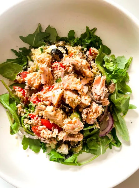 Salade méditerranéenne au saumon