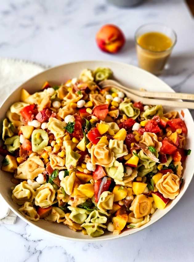 Salade de tortellinis, pêches et bocconcini Tortellini, Peach, and Bocconcini Salad  ÉquipeNutrition Teamnutrition