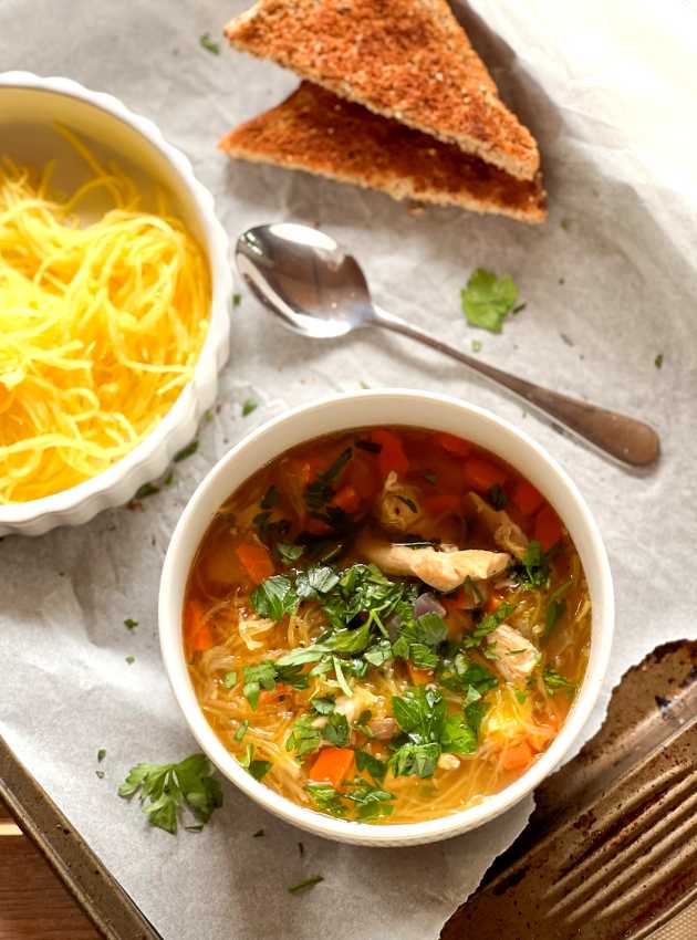 Soupe de nouilles de courge et poulet