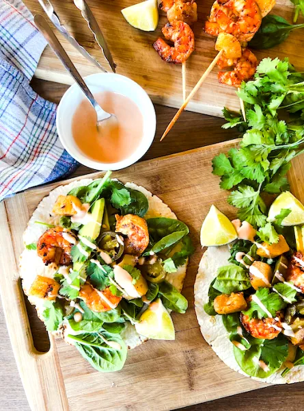 Tacos aux crevettes cajun et ananas