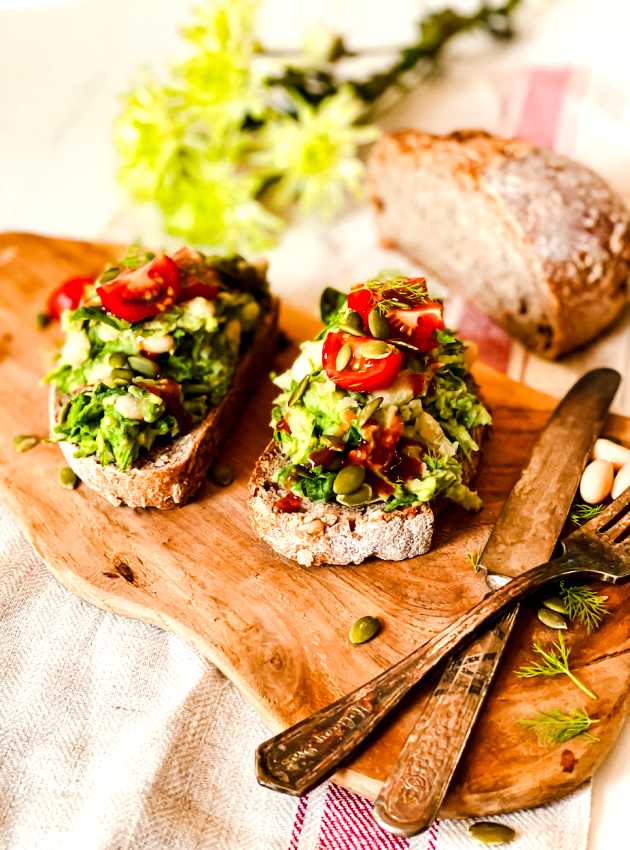 Tartine végane aux haricots blancs et avocat