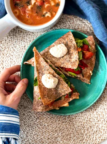 Wrap grillé au tofu, hummus et fromage gruyère Équipenutrition Grilled Tofu Wrap with Hummus and Gruyère Cheese TeamNutrition