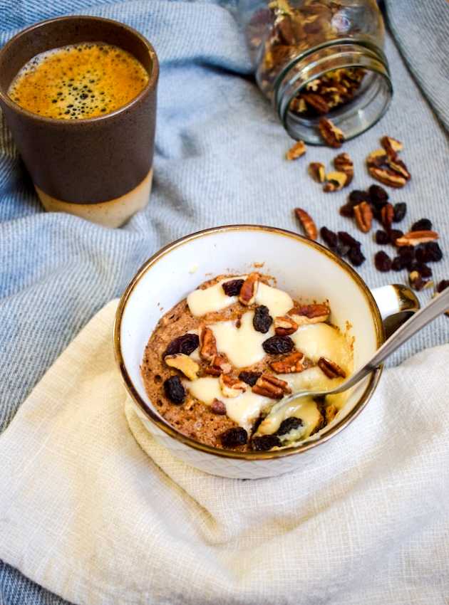 Muffin à la cannelle dans une tasse