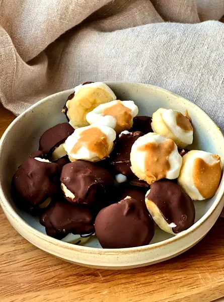 Bouchées glacées de banane enrobées de chocolat ÉquipeNutrition Chocolate-Covered Frozen Banana Bites TeamNutrition