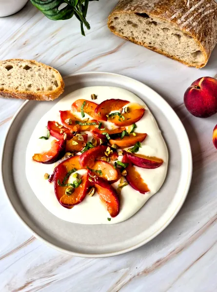 Mousse au cottage, pêches, miel et pistaches ÉquipeNutrition Whipped Cottage Cheese, Peaches & Honey TeamNutrition