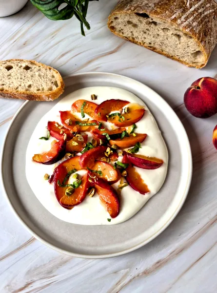 Mousse au cottage, pêches, miel et pistaches ÉquipeNutrition Whipped Cottage Cheese, Peaches & Honey TeamNutrition