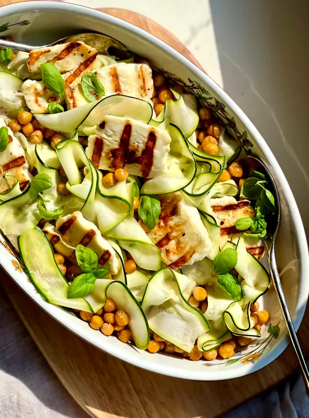 Salade de courgettes, halloumi et pois chiches ÉquipeNutrition Zucchini, Halloumi and Chickpeas Salad TeamNutrition