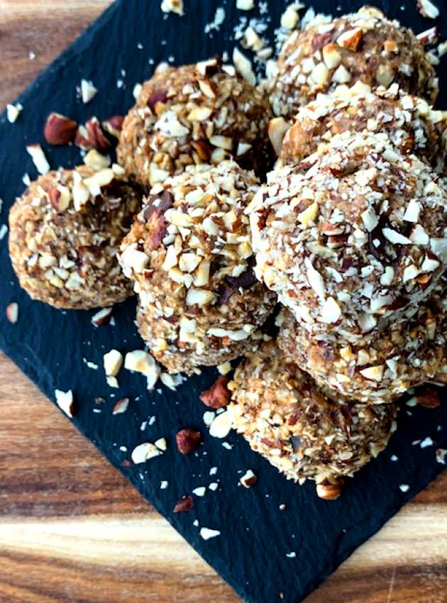 Boules d’énergie sans cuisson banane-choco-noisettes 